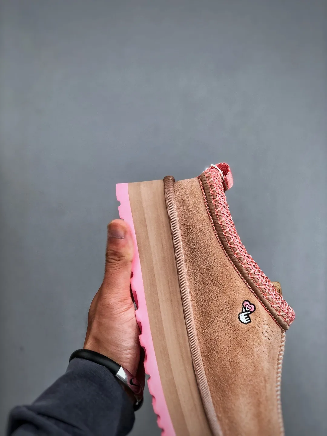 Local self-pickup💰560 supports store placement. The top version on the market. UGG Tazz ethnic style thick-soled women's model. Xiaohongshu's hot model. Produced by a major foreign trade factory in Guangzhou. From toe to insole, genuine sheep fur. Independent outer box packaging. Chip. With waterproof technology. Differentiating from any version on the market. 5cm thick sole. Independently developed original outsole. Cashmere insole. Keep warm when going out in winter. It is a very suitable choice for home use. In the new year, uug has launched a style series, which is partially biased towards the preferences of young consumers. It has also moved to the forefront of fashion trends. Shoe body material. Water-repellent coated suede upper. 17mm UGGPURE™ implanted wool insole. Lightweight non-slip and comfortable rubber outsole. With brand LOGO. With full packaging. Size: 35-40